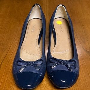 Vionic Navy two-toned flats with slight heel.